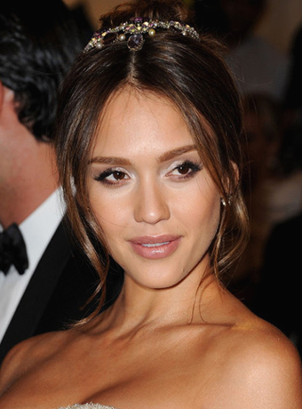 Jessica Alba S Simple Updo With Hair Jewelry At 2011 Met Gala