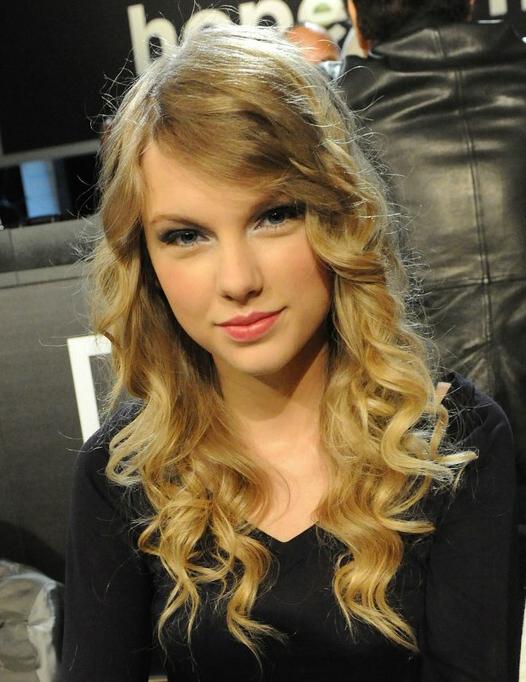 Taylor Swift S Blonde Curly Hairstyle